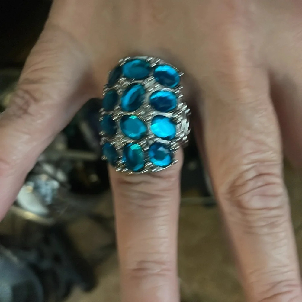 Adjustable, blue stones set in metal ring. - Picture 4 of 6